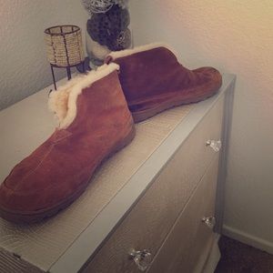 Eddie Bauer slippers/shoes with shearling lining