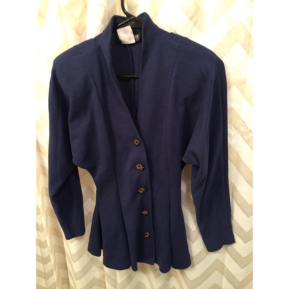 Vintage style blazer fitted with gold buttons