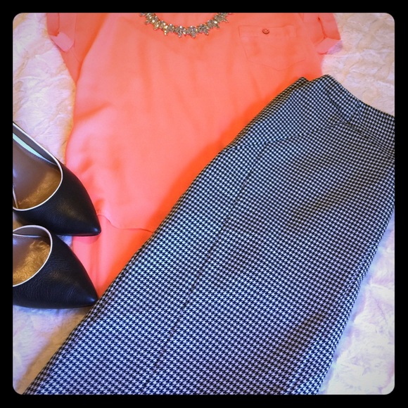Houndstooth pencil skirt