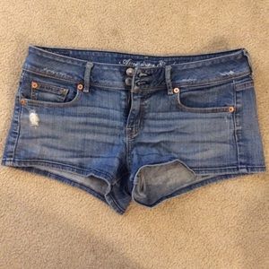 Lightwash short shorts