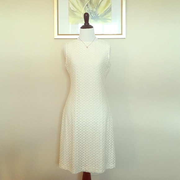 While cotton dress. Size4. (Not included pendant)