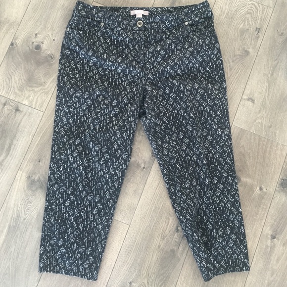Women's ankle pants in black and white print