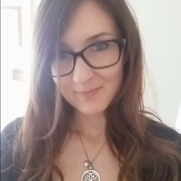 Meet your Posher, Larissa - Picture 2 of 2