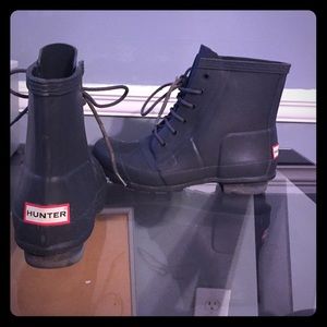 Short combat boot style HUNTER RAINBOOTS.