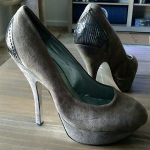 ✨DONATING SOON✨ Metal Accent Platform Heels