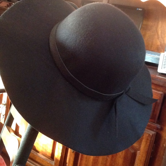 *NWOT* Black Brim Floppy Hat