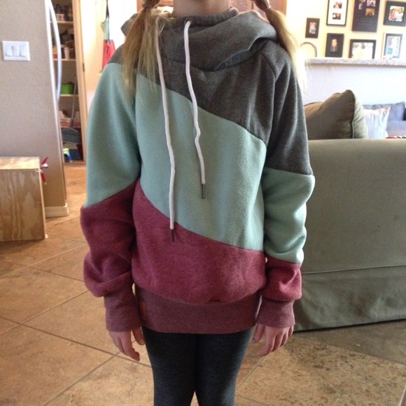 ⚡️FLASH SALE⚡️NWT super soft asymmetric hoodie☃️ - Picture 2 of 4