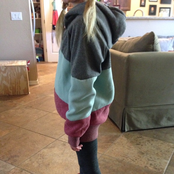 ⚡️FLASH SALE⚡️NWT super soft asymmetric hoodie☃️ - Picture 3 of 4