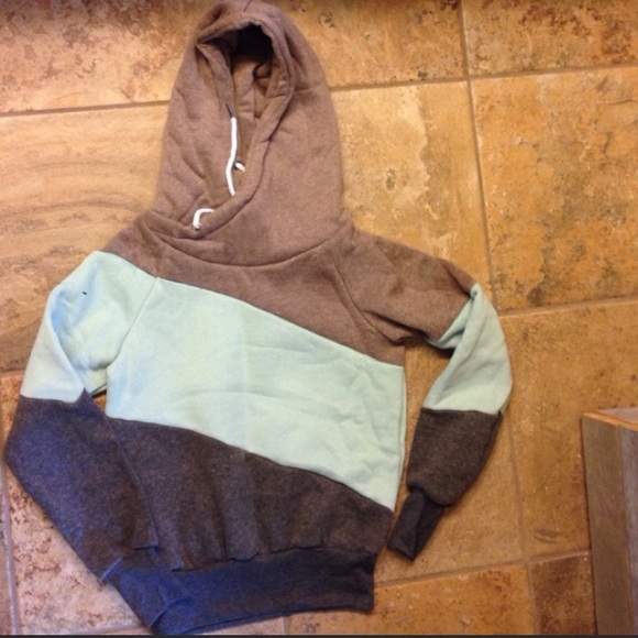 ⚡️FLASH SALE⚡️NWT super soft asymmetric hoodie☃️ - Picture 4 of 4