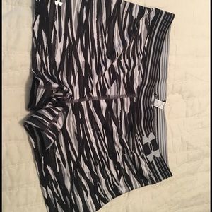 Under Armour sz L printed shorts