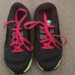 Dual Fusion Girls Nike tennis shoes