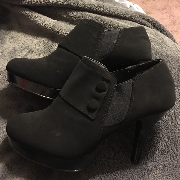 NWT Size 11W black ankle booties