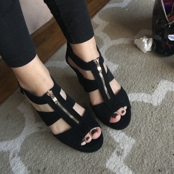 Black wedges