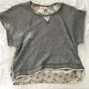 Short sleeve sweatshirt with floral back