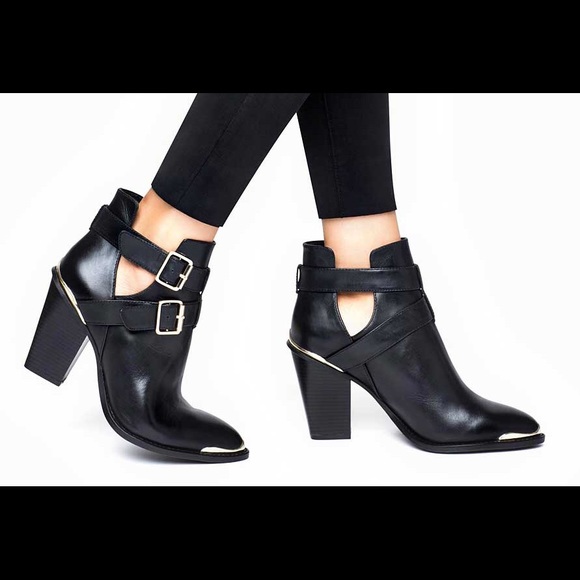 SHOEMINT MILLIE CUTOUT BUCKLE BOOT WITH METAL TIP
