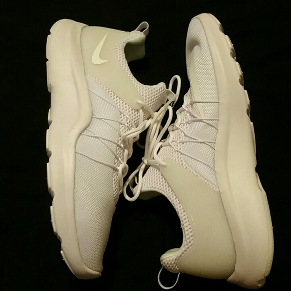 Nike Darwin Shoes - Picture 2 of 4