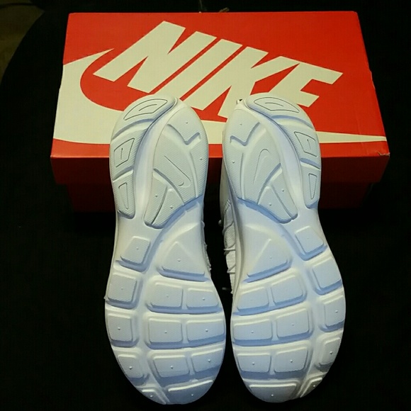 Nike Darwin Shoes - Picture 4 of 4