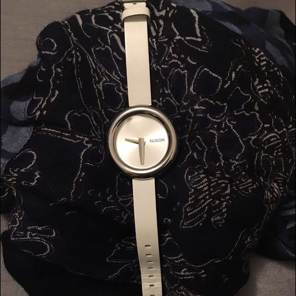 Nixon Pirouette - Picture 1 of 3