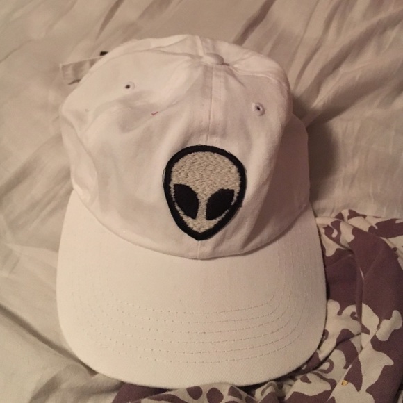 Brandy Melville Accessories - Brandy Melville alien white hat