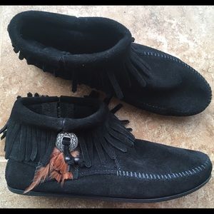 Minnetonka Concho Feather Boot