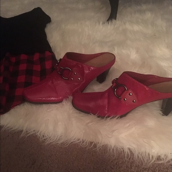 Aerosols red mule shoe