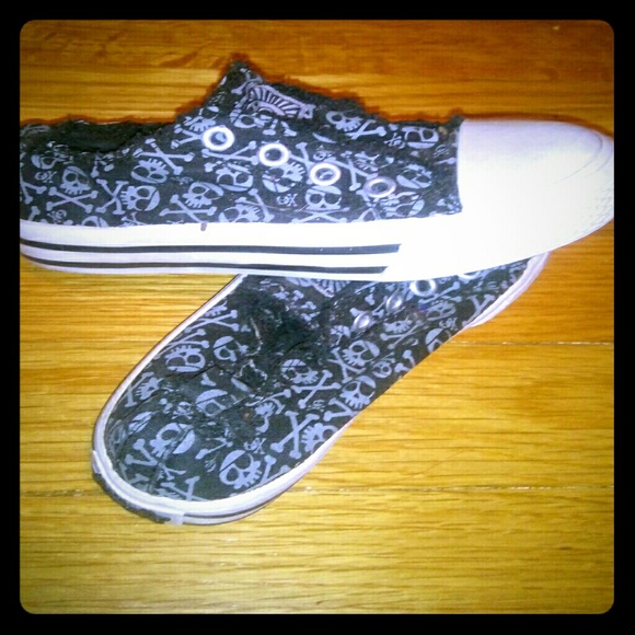Toddler boys skull print slip on sneakers