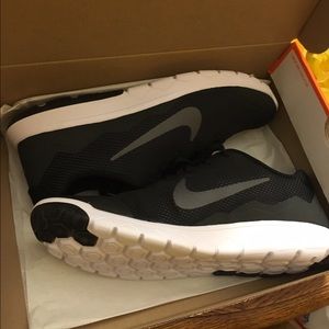 Men's size 10 Nike Flex Experience Running shoes.