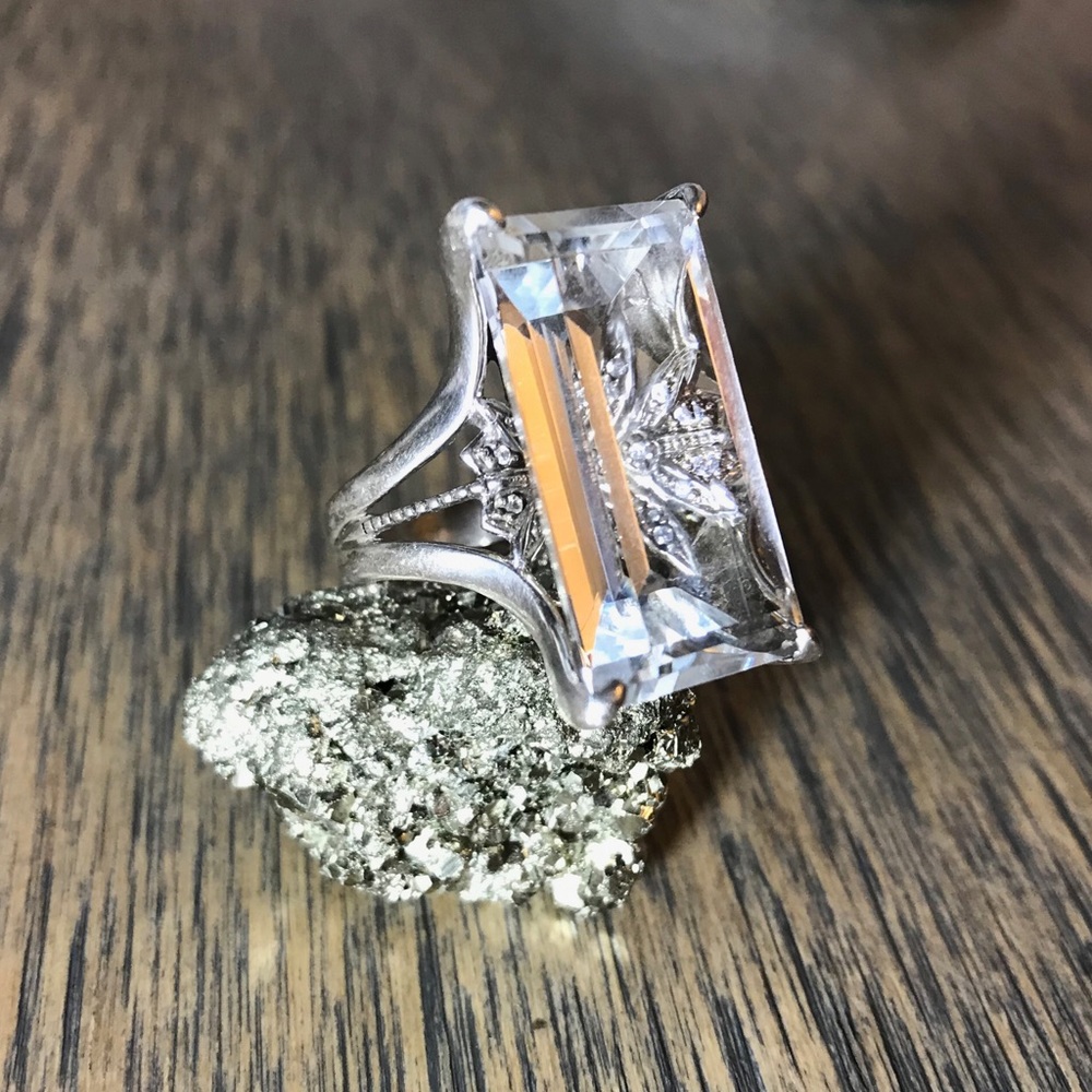 Gorgeous elegant Silver & Quartz ring
