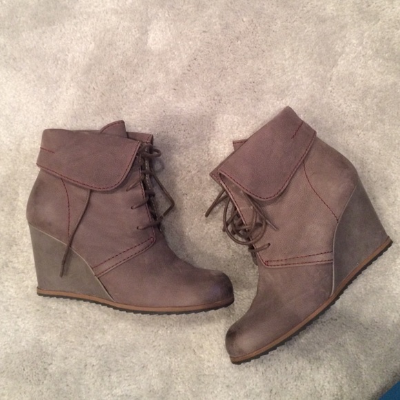 Shoes - Tesori Brown Wedge Booties
