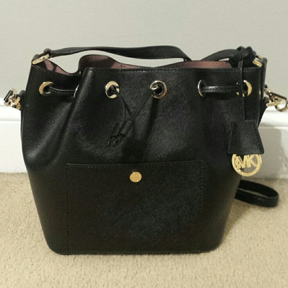Michael Kors Handbags - NWOT Michael Kors Bucket Bag