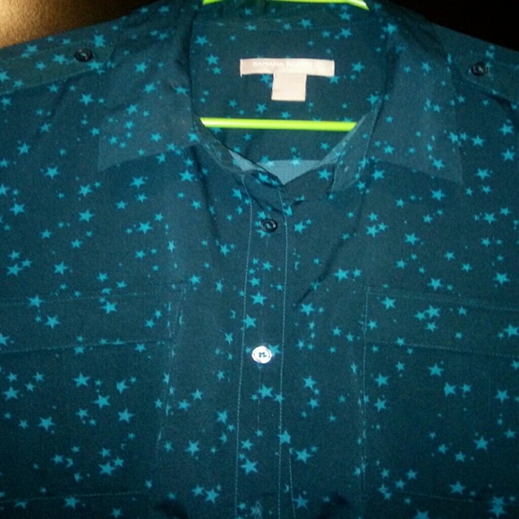 GORGEOUS BANANA REPUBLIC STAR PRINT BUTTON DOWN