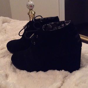 TOMS black wedges