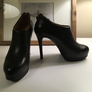Black leather Nine West booties