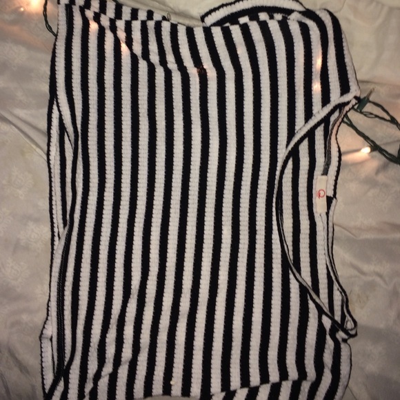 Cropped loose shirt