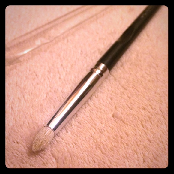 Crown Pro Detail Crease eyeshadow Brush
