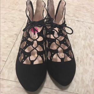 Cute laced flats!
