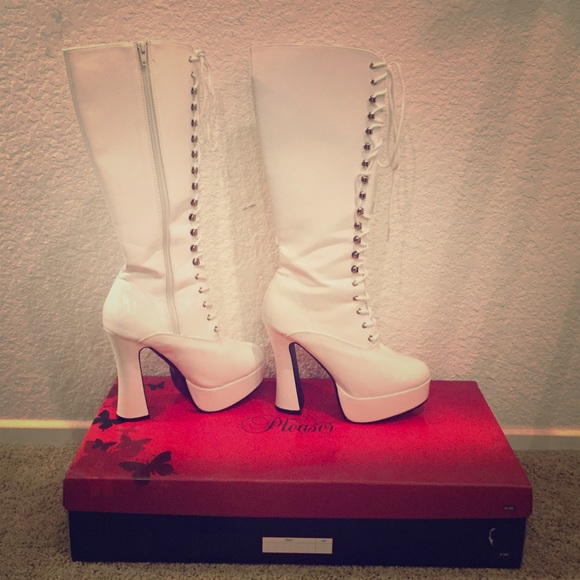 White patten leathern lace up boots