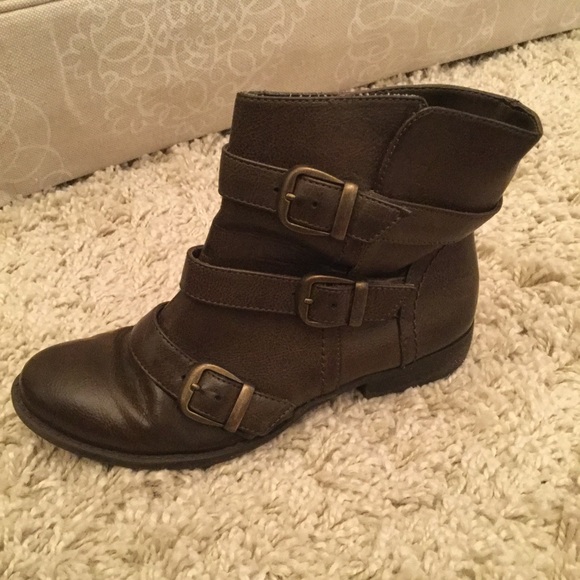 Brown sz 6.5 ankle bootie from Mossimo w buckles