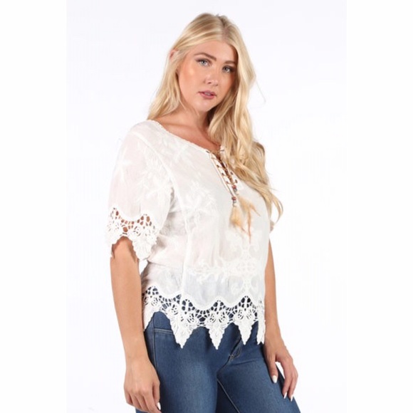 Plus Cute white patterned top with lace detailing - Picture 2 of 4