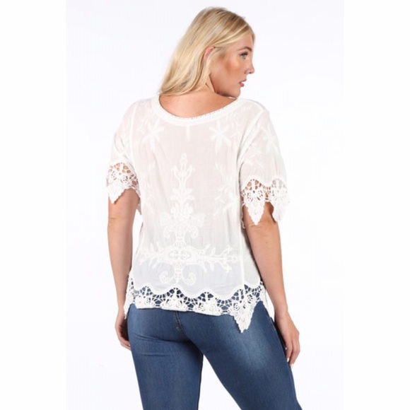 Plus Cute white patterned top with lace detailing - Picture 4 of 4