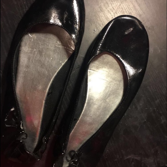 BLACK FLATS