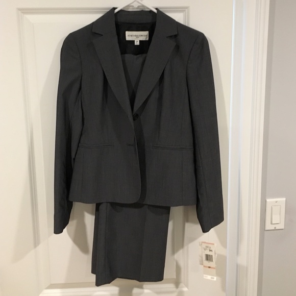 Jones New York Suit Sz 2P. NWT!