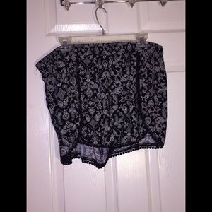 NWOT forever 21 black and white pom pom shorts
