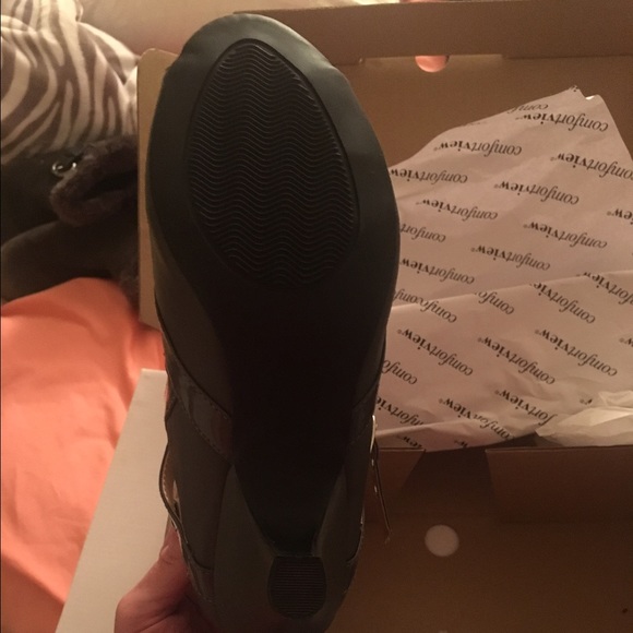 Heels - Picture 2 of 3