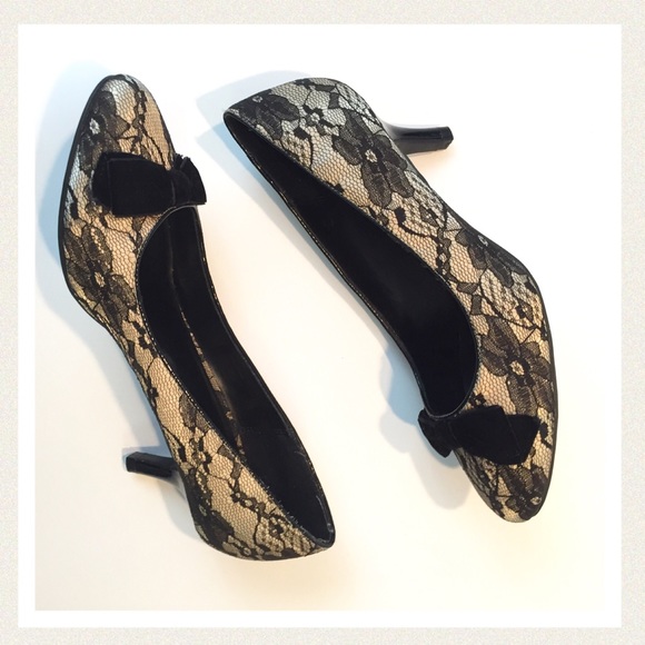 Fioni pumps with lace overlay - Picture 1 of 4