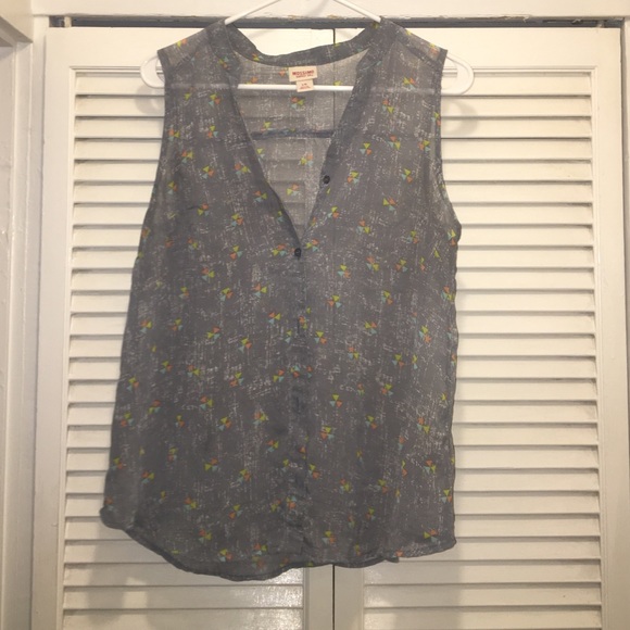 Sleeveless button up