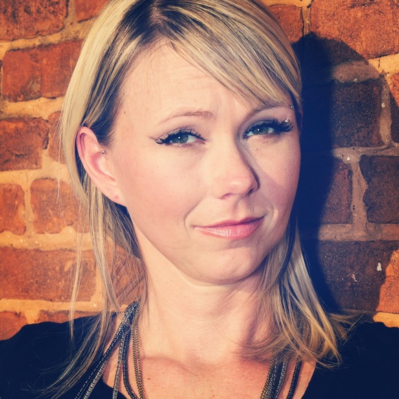 Meet your posher! ♡ - Picture 2 of 4