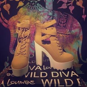 Wild diva lug sole platform boots