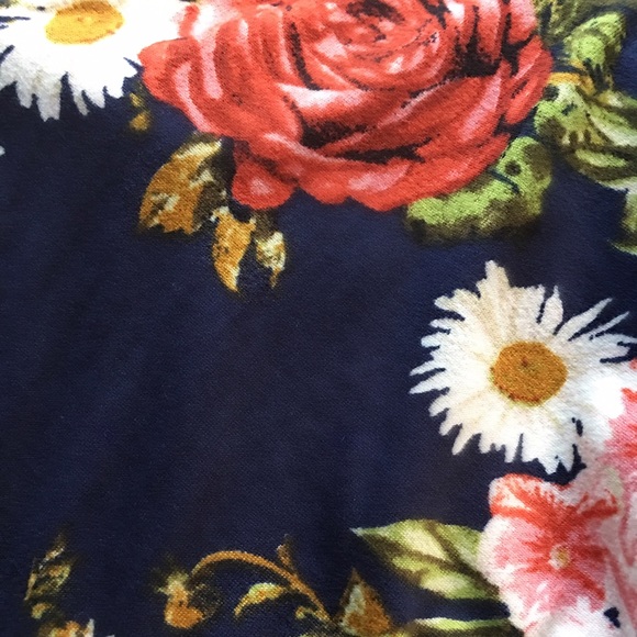 FINAL SALE || NAVY FLORAL LEGGINGS - Picture 3 of 3