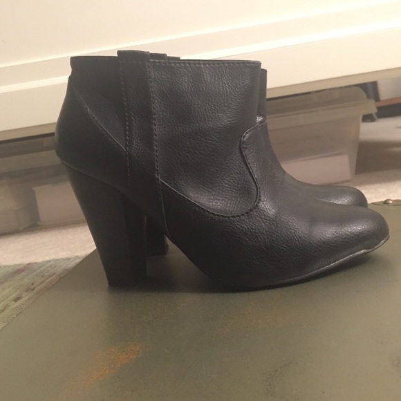 **HOST PICK*** Black Zara leather booties